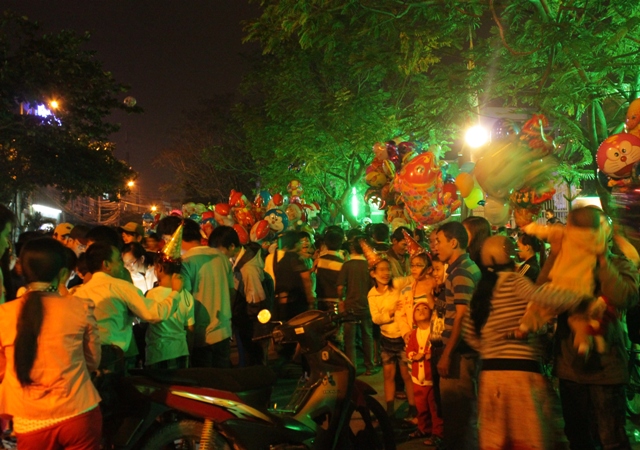 Đường[-]Trần[-]Hưng[-]Đạo[-]kẹt[-]cứng[-]người[-](ảnh[-]Doãn[-]Công).